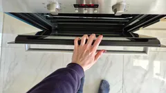 Proč zkušené hospodyně nechávají po vaření troubu otevřenou: trik, jak ušetřit