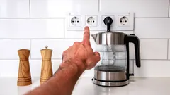 Kolik zásuvek je v kuchyni potřeba: odpověď, která vás zachrání před rozdvojkami