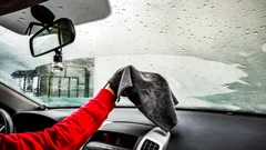 Bude dokonale čisté a beze šmouh: čím snadno umýt čelní sklo auta?