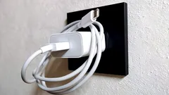 Co se stane, když necháte nabíječku stále v zásuvce – elektrikář popsal následky